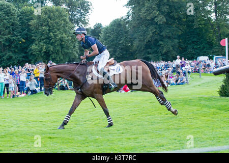 Peterborough, Stamford, Regno Unito 02Sep, 2017 Tim prezzo (più alta piazzata overseas pilota) per la Nuova Zelanda rides Ringwood Sky Boy Credito: Lovelylight/Alamy Live News Foto Stock