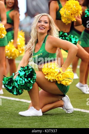 Autzen Stadium, Eugene, OR, Stati Uniti d'America. 02Sep, 2017. Un Oregon Ducks cheerleader intrattiene i tifosi durante il NCAA Football gioco tra la Oregon Ducks e il Southern Utah Thunderbirds in Autzen Stadium, Eugene, o. Larry C. Lawson/CSM/Alamy Live News Foto Stock