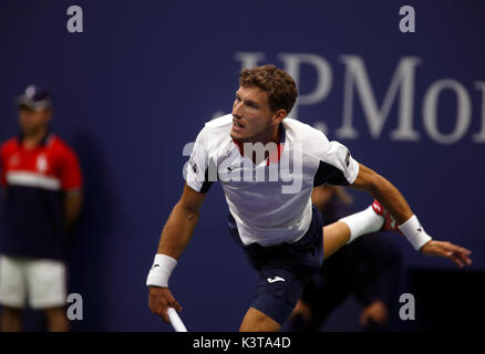 New York, Stati Uniti d'America. 03Sep, 2017. New York, Stati Uniti. 03Sep, 2017. US Open Tennis: New York, 3 settembre, 2017 - Pablo Carreno Busta di Spagna che serve a Denis Shapovalov del Canada durante il loro quarto round corrisponde a US Open a Flushing Meadows, New York. Carreno Busta ha vinto la partita in retta fissa. Credito: Adam Stoltman/Alamy Live News Credito: Adam Stoltman/Alamy Live News Foto Stock