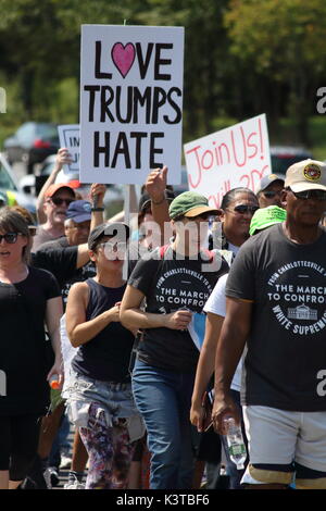Gainesville, Virginia, Stati Uniti. 3 Sep, 2017. Manifestanti marciano a nord su Stati Uniti Autostrada 29 verso Washington, DC durante il 'Marco per affrontare la supremazia bianca: da Charlottesville a DC' Kent Hilbert Alamy/Live News Foto Stock