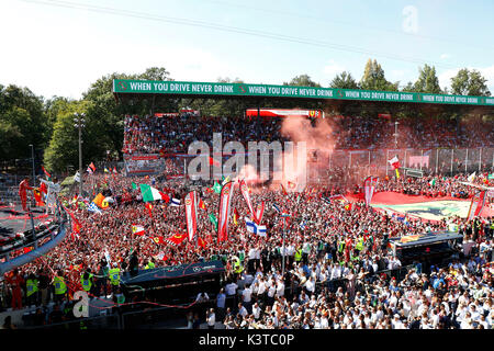 Monza, Italia. 03Sep, 2017. Nel REGNO UNITO E IN IRLANDA I DIRITTI SOLTANTO Lewis Hamilton (GBR, Mercedes) e Sebastian Vettel (GER, Ferrari) celebrare dopo il Gran Premio di Italia di F1 a Autodromo Nazionale di Monza il 3 settembre 2017 a Monza, Italia. (Foto di HZ/Pixathlon/phcimages.com) Credito: Daniel Chesterton/Alamy Live News Foto Stock