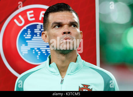 Budapest, Ungheria. 03Sep, 2017. BUDAPEST, Ungheria - 3 settembre: Pepe del Portogallo ascolta gli inni nazionali prima della FIFA 2018 World Cup Qualifier match tra Ungheria e Portogallo a Groupama Arena il 3 settembre 2017 a Budapest, Ungheria. Credito: Laszlo Szirtesi/Alamy Live News Foto Stock