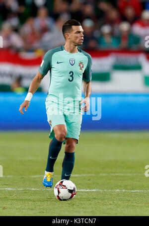 Budapest, Ungheria. 03Sep, 2017. BUDAPEST, Ungheria - 3 settembre: Pepe del Portogallo controlla la sfera durante il 2018 FIFA World Cup Qualifier match tra Ungheria e Portogallo a Groupama Arena il 3 settembre 2017 a Budapest, Ungheria. Credito: Laszlo Szirtesi/Alamy Live News Foto Stock