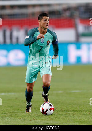 Budapest, Ungheria. 03Sep, 2017. BUDAPEST, Ungheria - 3 settembre: Cristiano Ronaldo del Portogallo controlla la sfera durante il 2018 FIFA World Cup Qualifier match tra Ungheria e Portogallo a Groupama Arena il 3 settembre 2017 a Budapest, Ungheria. Credito: Laszlo Szirtesi/Alamy Live News Foto Stock