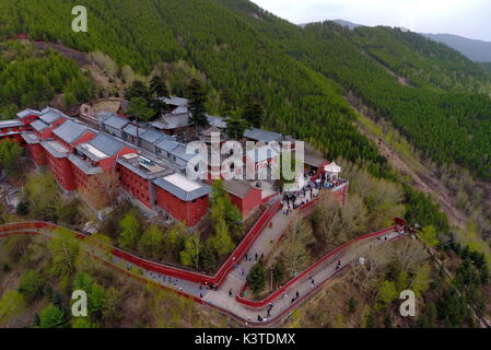 Il monte Wutai. 9 maggio 2017. Foto scattata il 9 Maggio 2017 mostra una vista aerea del tempio Dailuoding sul monte Wutai, uno dei quattro sacri monti buddista in Cina, nel nord della Cina di nella provincia di Shanxi. Aggiunto alla lista del Patrimonio Mondiale dell'UNESCO nel 2009, il monte Wutai è la casa per oltre 50 templi buddisti. Credito: Cao Yang/Xinhua/Alamy Live News Foto Stock