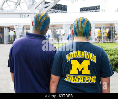 Arlington, TX USA. 02Sep, 2017. Un tifosi fuori AT&T stadium prima della NCAA Advocare classico gioco di calcio tra Michigan Ghiottoni e la Florida Gators presso AT&T Stadium Arlington, TX. Thurman James/CSM/Alamy Live News Foto Stock