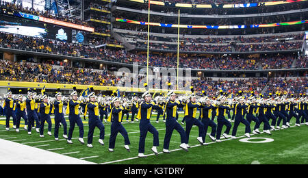 Arlington, TX USA. 02Sep, 2017. Michigan una band prima del NCAA Advocare classico gioco di calcio tra Michigan Ghiottoni e la Florida Gators presso AT&T Stadium Arlington, TX. Thurman James/CSM/Alamy Live News Foto Stock