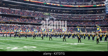 Arlington, TX USA. 02Sep, 2017. Michigan una band prima del NCAA Advocare classico gioco di calcio tra Michigan Ghiottoni e la Florida Gators presso AT&T Stadium Arlington, TX. Thurman James/CSM/Alamy Live News Foto Stock