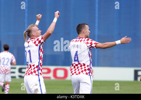 Zagabria, Croazia. 3 Sep, 2017. Domagoj Vida (L) e Ivan Perisic di Croazia celebrare durante il 2018 FIFA World Cup Match di qualificazione contro il Kosovo a Zagabria, la capitale della Croazia, a sett. 3, 2017. Croazia sconfiggere il Kosovo 1-0. Credito: Goran Stanzl/Xinhua/Alamy Live News Foto Stock