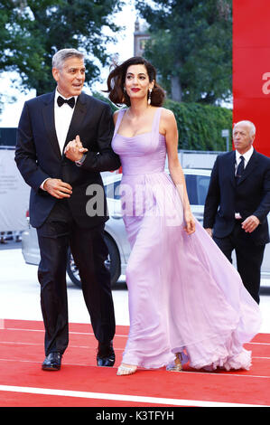 Venezia, Italien. 02Sep, 2017. George Clooney e la sua moglie Amal Alamuddin frequentando il 'Suburbicon' premiere al 74a Venice International Film Festival presso il Palazzo del Cinema il 02 settembre 2017 a Venezia, Italia | Verwendung weltweit/picture alliance Credit: dpa/Alamy Live News Foto Stock