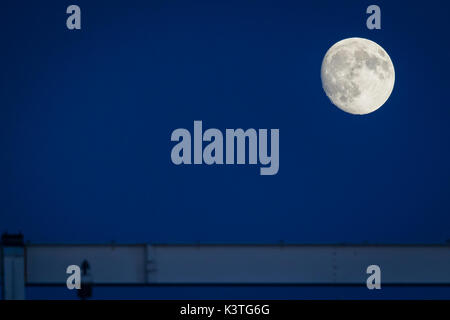 Landover, Maryland, Stati Uniti d'America. 03Sep, 2017. Una vista della luna appena al di sopra della sommità del FedExField durante il NCAA Football gioco tra il West Virginia alpinisti e il Virginia Tech Hokies al FedExField in Landover, Maryland. Scott Taetsch/CSM/Alamy Live News Foto Stock