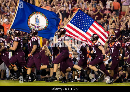 Landover, Maryland, Stati Uniti d'America. 03Sep, 2017. Virginia Tech prende il campo prima che il NCAA Football gioco tra il West Virginia alpinisti e il Virginia Tech Hokies al FedExField in Landover, Maryland. Scott Taetsch/CSM/Alamy Live News Foto Stock