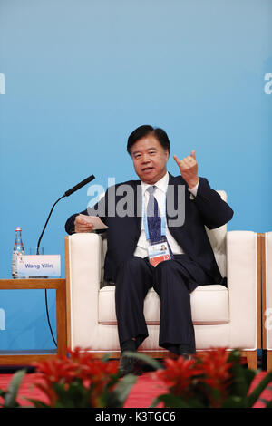 Xiamen, cinese della provincia del Fujian. 4 Sep, 2017. Yilin Wang, presidente della China National Petroleum Corporation (CNPC), parla a un panel di discussione su blu economia durante il BRICS Business Forum di Xiamen, a sud-est della Cina di provincia del Fujian, Sett. 4, 2017. Credito: Shen Bohan/Xinhua/Alamy Live News Foto Stock