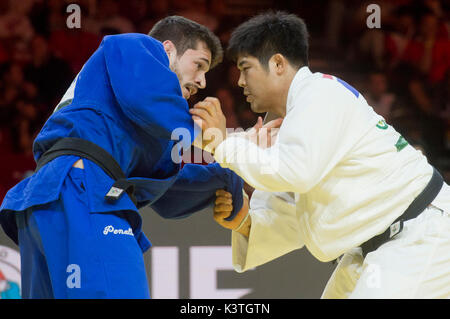 Budapest, Ungheria. 03Sep, 2017. Judoka giapponese Kenta Nagasawa (abito bianco) e il Brasiliano judoka Victor Penalber in azione durante il team match finale della categoria -100 kg uomini, entro la Suzuki World Judo Championships 2017 a Budapest, in Ungheria, in data 3 settembre 2017. Credito: Vit Simanek/CTK foto/Alamy Live News Foto Stock