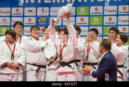 Budapest, Ungheria. 03Sep, 2017. Giapponese del team judoka celebrare la vittoria di team durante la Suzuki World Judo Championships 2017 a Budapest, in Ungheria, in data 3 settembre 2017. Credito: Vit Simanek/CTK foto/Alamy Live News Foto Stock