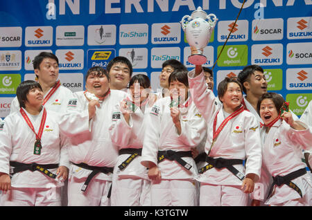 Budapest, Ungheria. 03Sep, 2017. Giapponese del team judoka celebrare la vittoria di team durante la Suzuki World Judo Championships 2017 a Budapest, in Ungheria, in data 3 settembre 2017. Credito: Vit Simanek/CTK foto/Alamy Live News Foto Stock