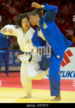 Budapest, Ungheria. 03Sep, 2017. Judoka giapponese Tsukasa Yoshida e judoka brasiliana Rafaela Silva in azione durante il match finale delle squadre categoria -57 kg donne entro la Suzuki World Judo Championships 2017 a Budapest, in Ungheria, in data 3 settembre 2017. Credito: Vit Simanek/CTK foto/Alamy Live News Foto Stock