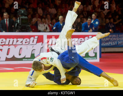 Budapest, Ungheria. 03Sep, 2017. Judoka francese Axel Clerget (abito bianco) e judoka russo Mikhail Igolnikov in azione durante la partita per il terzo posto della categoria -90 kg uomini, entro la Suzuki World Judo Championships 2017 a Budapest, in Ungheria, in data 3 settembre 2017. Credito: Vit Simanek/CTK foto/Alamy Live News Foto Stock