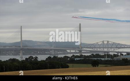 Edinburgh, Regno Unito. 04 Sep, 2017. Le frecce rosse sorvolare la Queensferry attraversando durante l'apertura ufficiale del ponte da Sua Maestà la Regina Elisabetta II Credito: ricca di Dyson/Alamy Live News Foto Stock