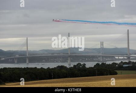 Edinburgh, Regno Unito. 04 Sep, 2017. Le frecce rosse sorvolare la Queensferry attraversando durante l'apertura ufficiale del ponte da Sua Maestà la Regina Elisabetta II Credito: ricca di Dyson/Alamy Live News Foto Stock