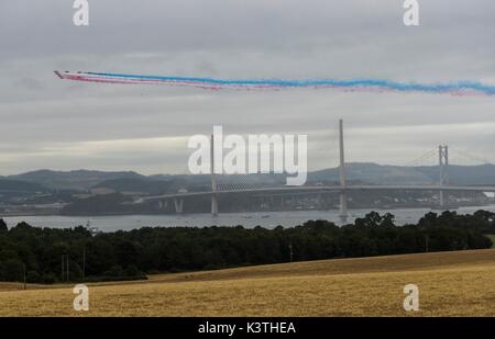 Edinburgh, Regno Unito. 04 Sep, 2017. Le frecce rosse sorvolare la Queensferry attraversando durante l'apertura ufficiale del ponte da Sua Maestà la Regina Elisabetta II Credito: ricca di Dyson/Alamy Live News Foto Stock