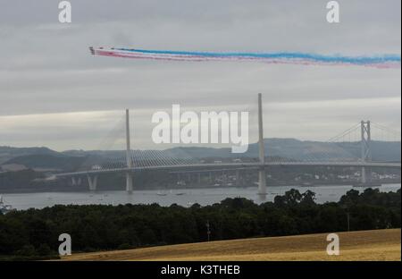 Edinburgh, Regno Unito. 04 Sep, 2017. Le frecce rosse sorvolare la queensferry attraversando durante l'apertura ufficiale del ponte da Sua Maestà la regina Elisabetta II credito: ricca di Dyson/alamy live news Foto Stock