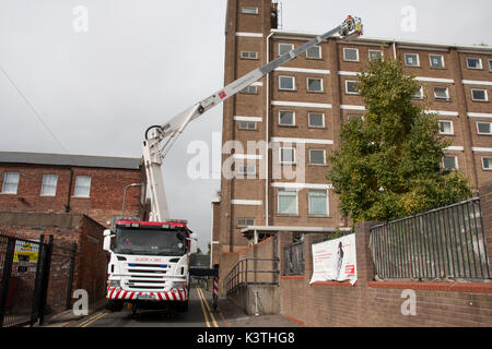 Stockton-on-Tees, Regno Unito. 4 Sep, 2017. Cleveland fuoco e di salvataggio personale usando un Simone fare snorkeling sulla scaletta di un esercizio ad alta luogo appartamenti al vuoto Elm House apartments in Bath Lane, Stockton-on-Tees. Credito: David Dixon/Alamy Live News Foto Stock