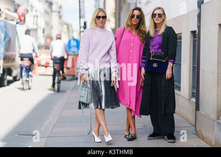 Showgoers chic che pongono al di fuori di Baum und Pferdgarten pista spettacolo durante la Copenhagen Fashion Week - Agosto 10, 2017 - Foto: Pista Manhattan/Grazia Lunn ***per solo uso editoriale*** | Utilizzo di tutto il mondo Foto Stock