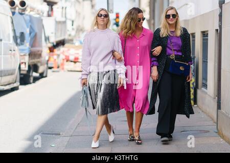 Showgoers chic che pongono al di fuori di Baum und Pferdgarten pista spettacolo durante la Copenhagen Fashion Week - Agosto 10, 2017 - Foto: Pista Manhattan/Grazia Lunn ***per solo uso editoriale*** | Utilizzo di tutto il mondo Foto Stock