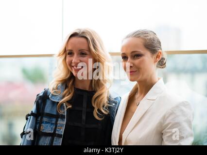 Modello Nataly Osmann e Daria Shapovalova ponendo all'interno della cerimonia di apertura durante la Mercedes Benz Kiev Moda giorni - 30 ago 2017 - Foto: Pista Manhattan/Michelle Sangster***per solo uso editoriale*** | Utilizzo di tutto il mondo Foto Stock