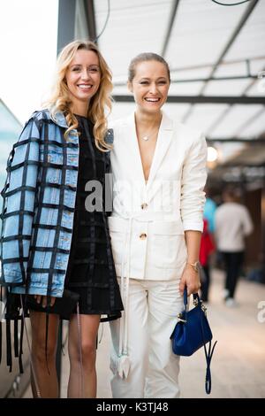 Modello Nataly Osmann e Daria Shapovalova ponendo all'interno della cerimonia di apertura durante la Mercedes Benz Kiev Moda giorni - 30 ago 2017 - Foto: Pista Manhattan/Michelle Sangster***per solo uso editoriale*** | Utilizzo di tutto il mondo Foto Stock