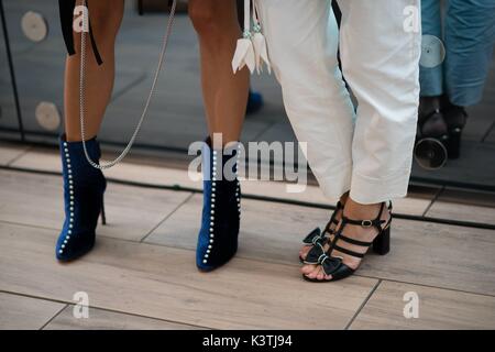 Modello Nataly Osmann e Daria Shapovalova ponendo all'interno della cerimonia di apertura durante la Mercedes Benz Kiev Moda giorni - 30 ago 2017 - Foto: Pista Manhattan/Michelle Sangster***per solo uso editoriale*** | Utilizzo di tutto il mondo Foto Stock