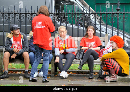 Londra, Regno Unito. Il 4 settembre 2017. McDonald's personale e membri dei fornai cibo e Allied lavoratori Unione (BFAWU) assistere ad un rally al di fuori della sede del Parlamento in solidarietà con il McDonald personale in Cambridge e Crayford che sono andati in sciopero chiedendo la fine a zero ore contratti e un salario minimo di GBP10 per ora. Credito: Stephen Chung / Alamy Live News Foto Stock