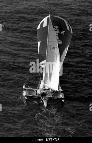 AJAXNETPHOTO. 5 Novembre, 1978. ST.MALO, Francia. - ROUTE DU RHUM - GARA - JOURNAL DE MICKEY (YVES LE CORNEC/FR) capi canale di discesa. Foto:JONATHAN EASTLAND/AJAX REF:780511 008 Foto Stock