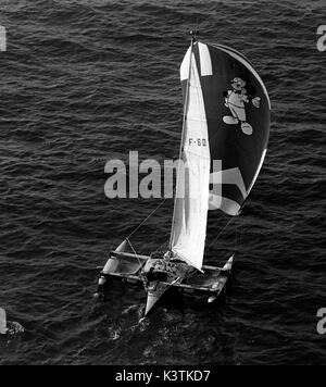 AJAXNETPHOTO. 5 Novembre, 1978. ST.MALO, Francia. - ROUTE DU RHUM - GARA - JOURNAL DE MICKEY (YVES LE CORNEC/FR) capi canale di discesa. Foto:JONATHAN EASTLAND/AJAX REF:780511 1978 2 Foto Stock