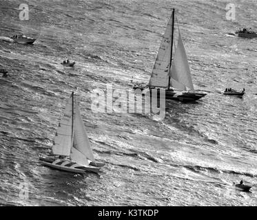 AJAXNETPHOTO. 5TH NOVEMBRE 1978 - ST.MALO, FRANCIA. - INIZIO DELLA PRIMA ROUTE DU RHUM GARA NEL BAE DI ST.MALO - GLI SPETTATORI SEGUONO I TRIMARANI DISQUE D'OR II (EX-GRAN BRETAGNA III.) (CH) E MOXIE (USA). PHOTO:JONATHAN EASTLAND/AJAX REF: 780511 4001 Foto Stock