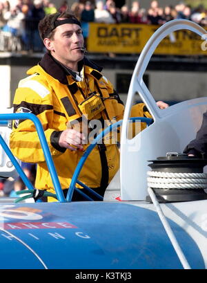 AJAXNETPHOTO. 4 Marzo, 2000. TOTNES. DEVON, Inghilterra. - Capitano SAILAWAY - PETE GOSS prende il timone del team catamarano PHILIPS come ella è spinta verso il basso sul fiume Dart a Totnes in Devon. Foto: Richard LAPPAS/AJAX. REF:GOSS(D100403/RL/PEO) 2000. Foto Stock