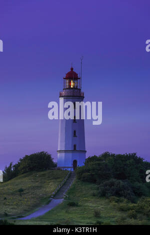 Leuchtturm Dornbusch auf der Insel Hiddensee in der blauen Stunden nach Sonnenuntergang, Meclenburgo-Pomerania Occidentale, Germania Foto Stock