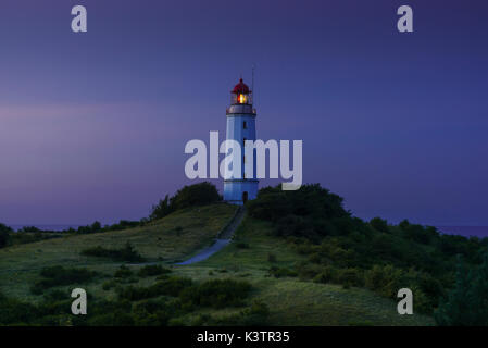 Faro Dornbusch sull'isola Hiddensee nelle ore blu dopo il tramonto, Meclemburgo-Pomerania Occidentale, Germania Foto Stock