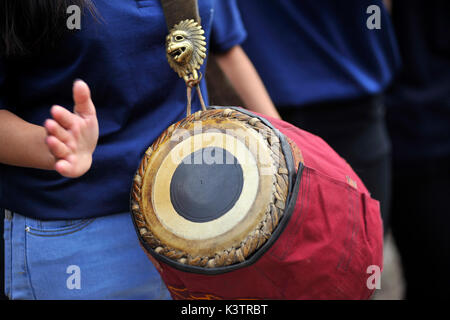 Kathmandu, Nepal. 03Sep, 2017. Devoti nepalese suonare strumenti tradizionali durante il primo giorno di Indra Jatra festival celebrato in Basantapur Durbar Square, Kathmandu, Nepal n Domenica, Settembre 03, 2017. La maschera di enorme di Swet Bhairab è aperta solo per una settimana durante la Indra Jatra festival. Devoti ha celebrato il dio della pioggia 'Indra' per una settimana a Kathmandu. Credito: Narayan Maharjan/Pacific Press/Alamy Live News Foto Stock