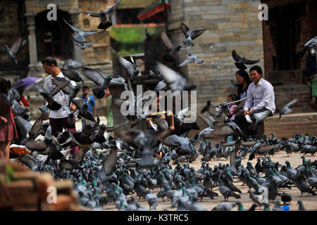 Kathmandu, Nepal. 03Sep, 2017. Un bambino gioca con piccione a Basantapur Durbar Square, Kathmandu, Nepal Domenica, Settembre 03, 2017. Credito: Narayan Maharjan/Pacific Press/Alamy Live News Foto Stock