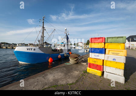 Sbarco barca da pesca nel porto di vitte sull'isola hiddensee tornando dalla pesca al sole del mattino, mecklenburg-west pomerania, Germania Foto Stock