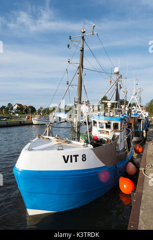 Sbarco barca da pesca nel porto di vitte sull'isola hiddensee tornando dalla pesca al sole del mattino, mecklenburg-west pomerania, Germania Foto Stock