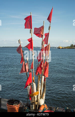 Le bandiere e boe per reti da pesca su una barca da pesca nel porto di vitte, hiddensee, mecklenburg-west pomerania, Germania Foto Stock