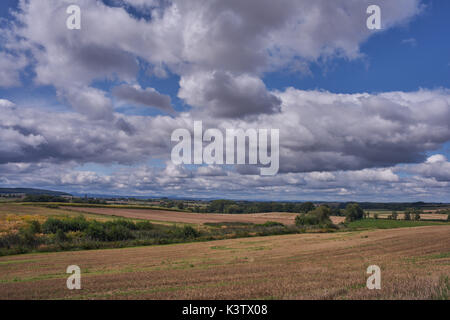 Grigio drammatico nuvole sopra i campi nei pressi del Monte Sleza Bassa Slesia Polonia Nieder Schlesien Foto Stock