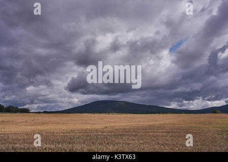 Grigio drammatico nuvole sopra i campi nei pressi del Monte Sleza Bassa Slesia Polonia Nieder Schlesien Foto Stock