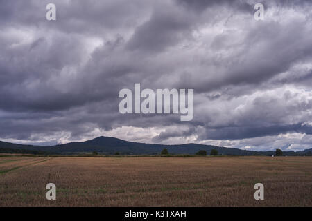 Grigio drammatico nuvole sopra i campi nei pressi del Monte Sleza Bassa Slesia Polonia Nieder Schlesien Foto Stock