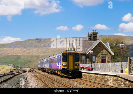 Treni passeggeri si è fermato a Ribblehead sulla stazione di stabilirsi a Carlisle linea ferroviaria. Yorkshire Dales National Park West Riding nello Yorkshire del Nord Inghilterra REGNO UNITO Foto Stock