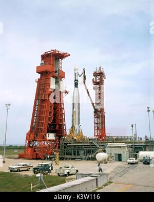 Il bersaglio Gemini-Agena docking veicolo siede in cima all'Atlas di veicoli di lancio prima della Gemini X missione lanciare al Cape Canaveral Air Force Station Launch Complex 19 Luglio 18, 1966 a Cape Canaveral, in Florida. (Foto di Foto NASA via Planetpix) Foto Stock