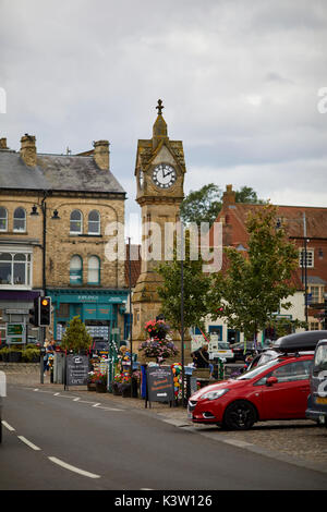 Thrisk un mercato piccolo villaggio storico punto di riferimento di clock in Yorkshire Foto Stock